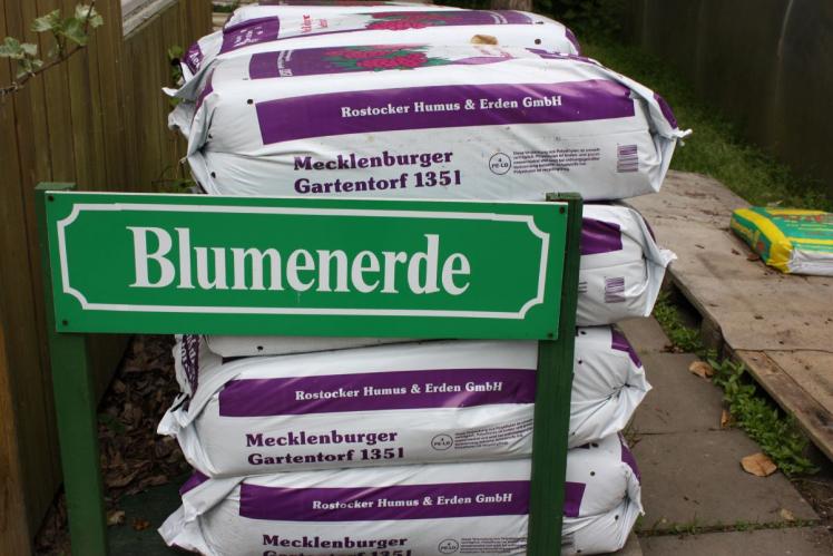 Blumenerde gestapelt in Säcken