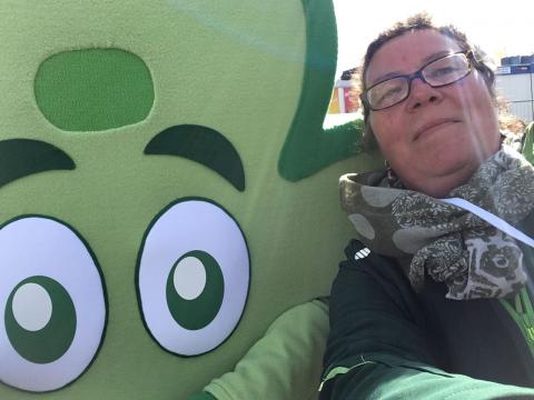 Frau Tänzler mit Mela Maskottchen