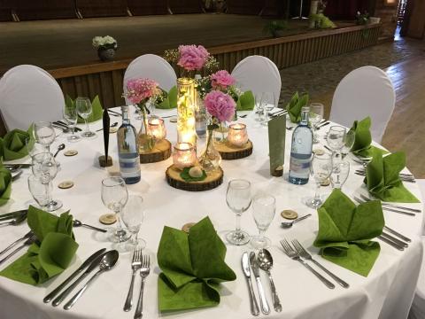 gedeckter Hochzeitstisch mit Blumendeko