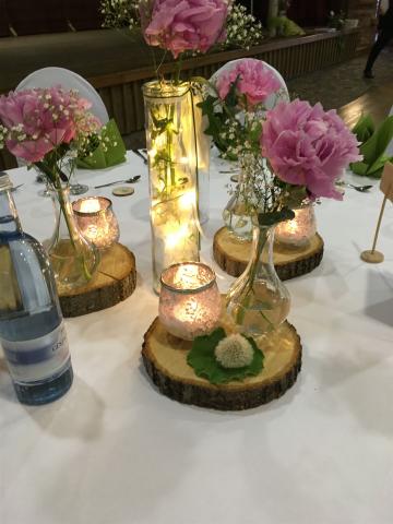 Blumendeko zur Hochzeit auf Gästetischen