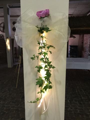 Blumendeko mit Lichterkette Hochzeit