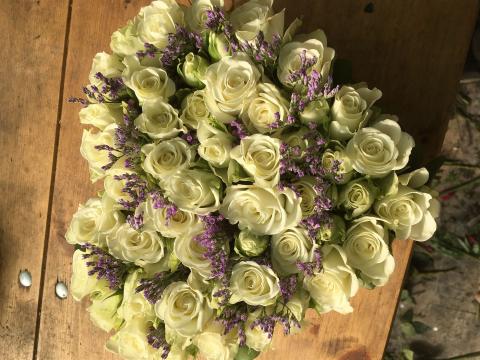 Blumengesteck in Herzform mit weißen Rosen