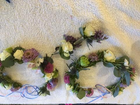 Blumenhaarkränze und Anstecker für Bräutigam mit weißen Rosen